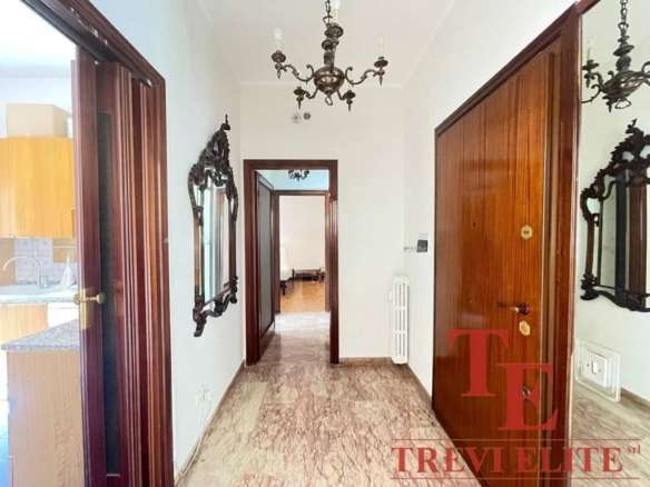 Изображение коридора в элитной недвижимости с классической древесной отделкой и антикварными зеркалами. Идеальное решение для тех, кто ценит элегантность и уют в доме.