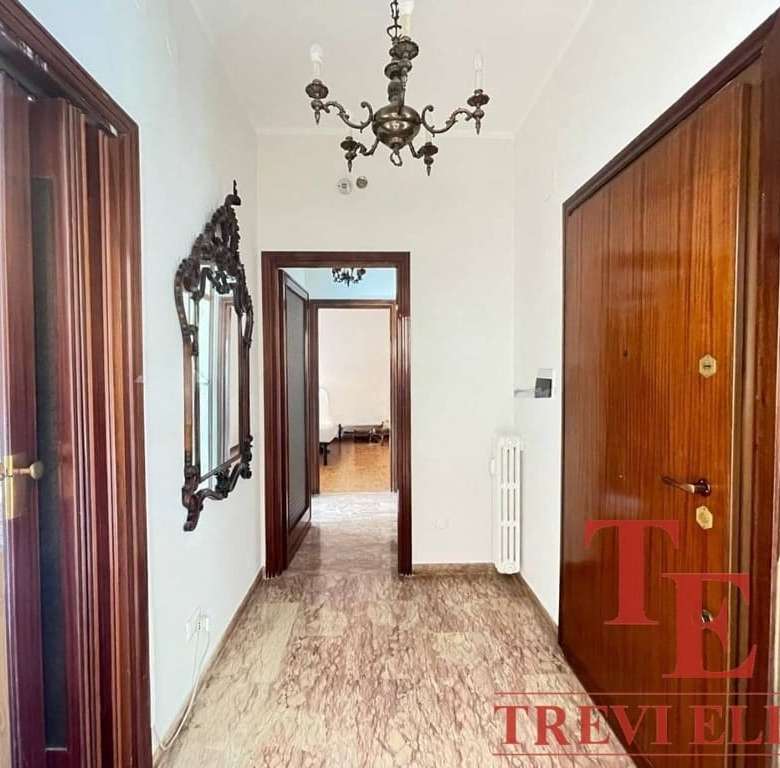 Изображение коридора в элитной недвижимости с классической древесной отделкой и антикварными зеркалами. Идеальное решение для тех, кто ценит элегантность и уют в доме.