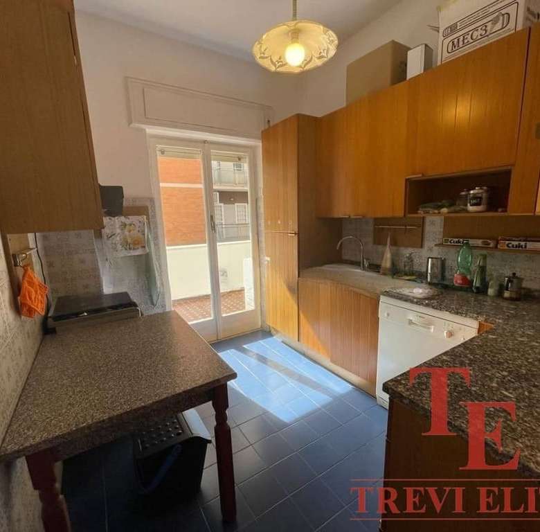 Современная кухня с деревянными шкафами и гранитной столешницей в элитной недвижимости, эксклюзивное предложение от Треви Элит.