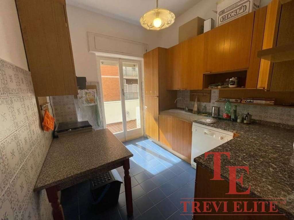 Современная кухня с деревянными шкафами и гранитной столешницей в элитной недвижимости, эксклюзивное предложение от Треви Элит.