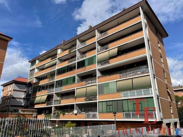 Высокий жилой дом с балконами и современным дизайном, расположенный в престижном районе, идеально подходит для профессионалов и семей, ценящих комфорт и стиль жизни.