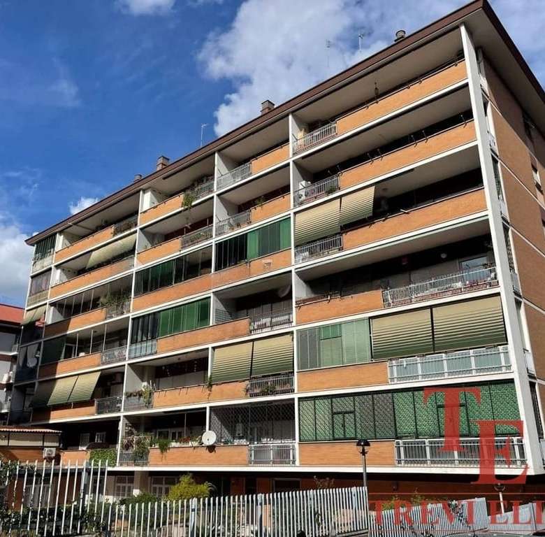 Высокий жилой дом с балконами и современным дизайном, расположенный в престижном районе, идеально подходит для профессионалов и семей, ценящих комфорт и стиль жизни.