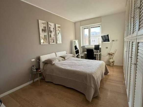 Современная роскошная спальня в элитной квартире с уютным интерьером и видом на город. Идеальное решение для ценителей высокого комфорта и эксклюзивной недвижимости.