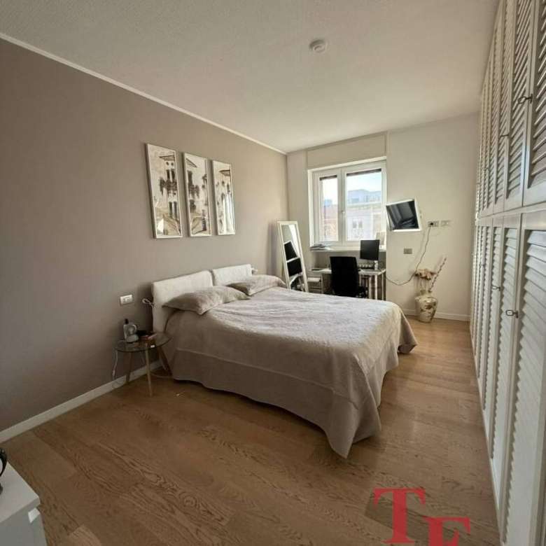 Современная роскошная спальня в элитной квартире с уютным интерьером и видом на город. Идеальное решение для ценителей высокого комфорта и эксклюзивной недвижимости.