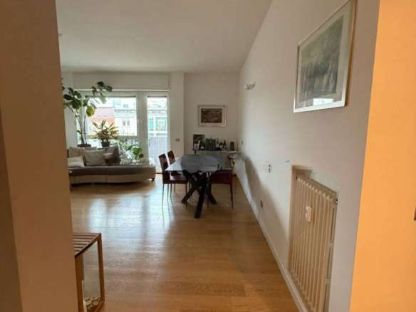 Высококачественный интерьер просторной квартиры с светлыми стенами, деревянным полом и современными элементами дизайна, идеально подходит для ценителей элитной недвижимости.