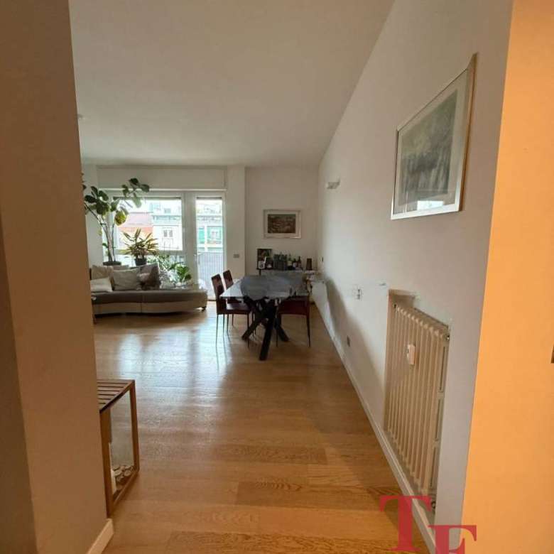 Высококачественный интерьер просторной квартиры с светлыми стенами, деревянным полом и современными элементами дизайна, идеально подходит для ценителей элитной недвижимости.