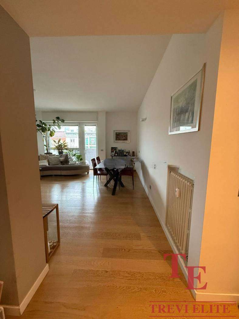 Высококачественный интерьер просторной квартиры с светлыми стенами, деревянным полом и современными элементами дизайна, идеально подходит для ценителей элитной недвижимости.