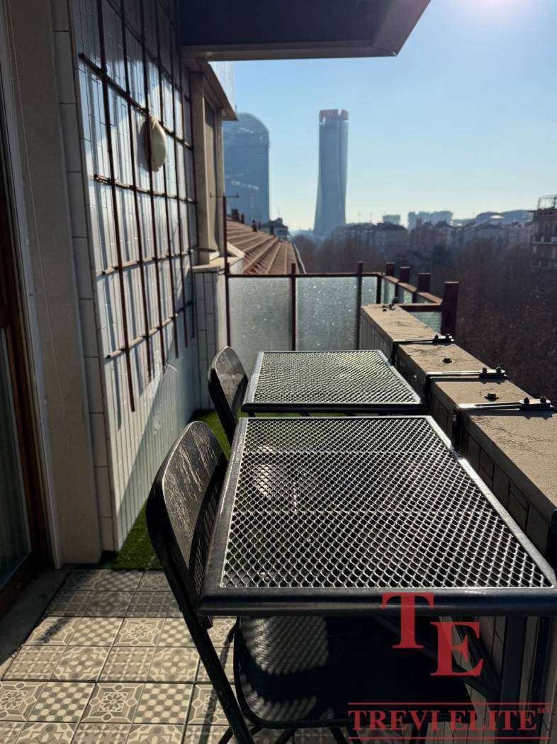 Роскошный балкон с видом на городские небоскребы в Москве, уютная зона отдыха в современном стиле, идеально подходит для высококлассной недвижимости и ценителей элитной жизни.