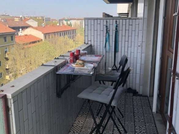 Квартира с видом на город, балкон с уютной зоной для отдыха и завтрака, стильное оформление, плиточный пол, современные мебель и декор, престижный район, идеально подходит для комфортной жизни и наслаждения видом.