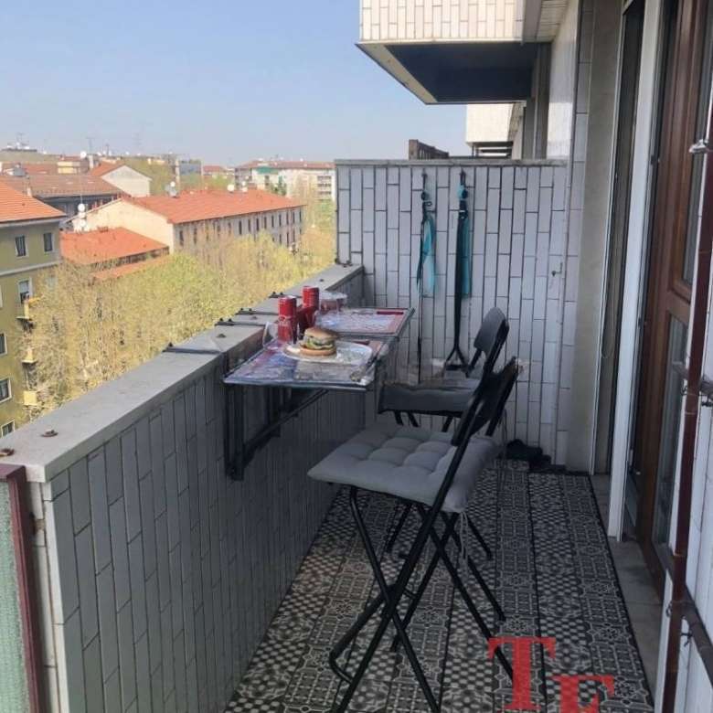 Квартира с видом на город, балкон с уютной зоной для отдыха и завтрака, стильное оформление, плиточный пол, современные мебель и декор, престижный район, идеально подходит для комфортной жизни и наслаждения видом.