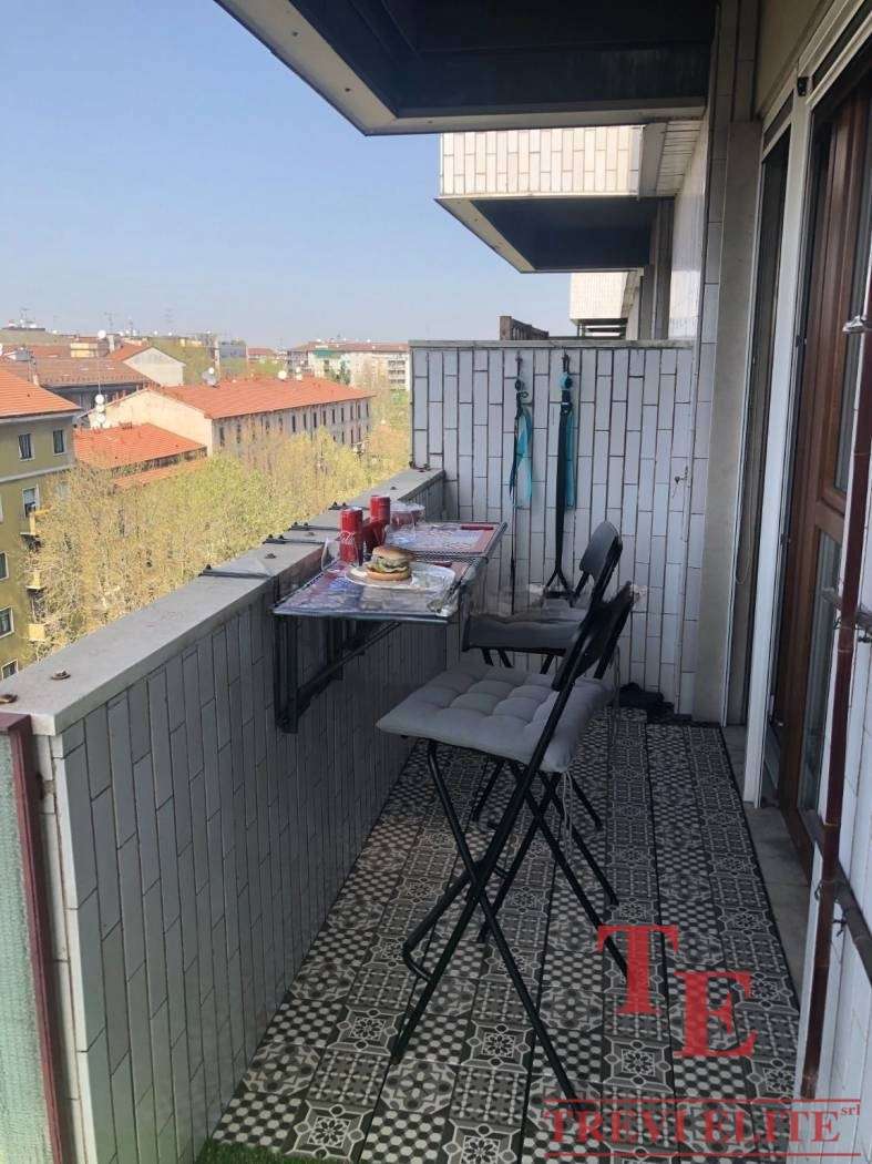 Квартира с видом на город, балкон с уютной зоной для отдыха и завтрака, стильное оформление, плиточный пол, современные мебель и декор, престижный район, идеально подходит для комфортной жизни и наслаждения видом.