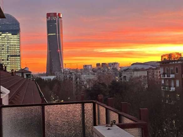 Элегантный вид на городской пейзаж и закат с балкона в Москве, современная архитектура, высокое качество недвижимости, эксклюзивное предложение агенства Треви Элит.