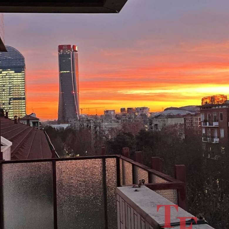 Элегантный вид на городской пейзаж и закат с балкона в Москве, современная архитектура, высокое качество недвижимости, эксклюзивное предложение агенства Треви Элит.
