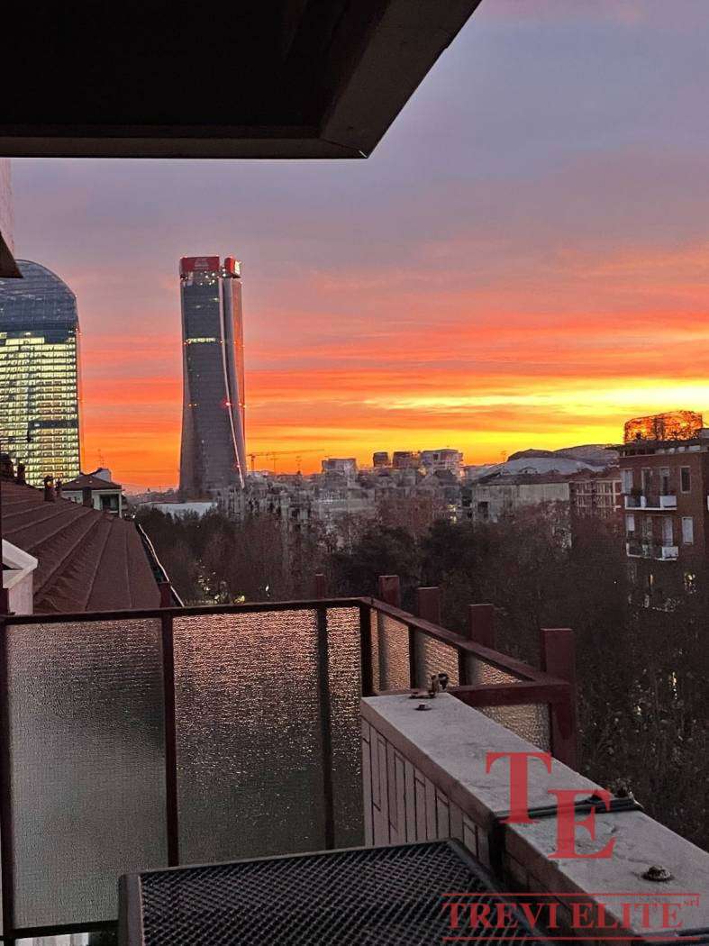 Элегантный вид на городской пейзаж и закат с балкона в Москве, современная архитектура, высокое качество недвижимости, эксклюзивное предложение агенства Треви Элит.