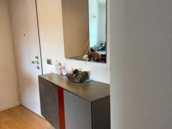 Элегантная прихожая с современным дизайном и зеркалом в интерьере роскошной недвижимости.