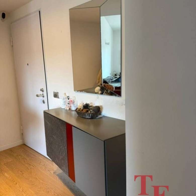 Элегантная прихожая с современным дизайном и зеркалом в интерьере роскошной недвижимости.