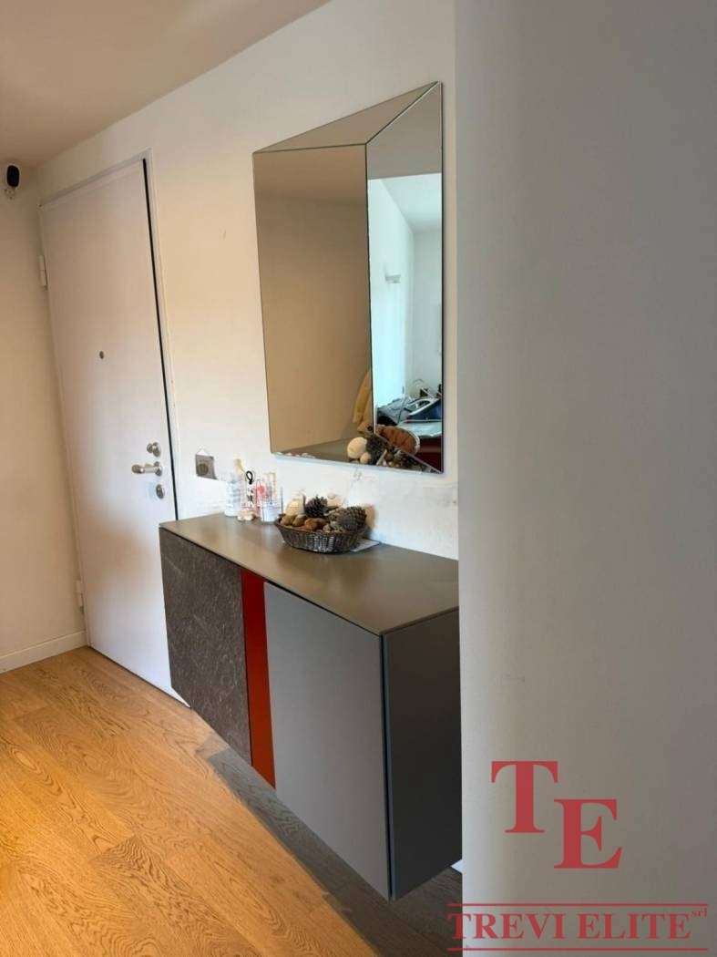 Элегантная прихожая с современным дизайном и зеркалом в интерьере роскошной недвижимости.