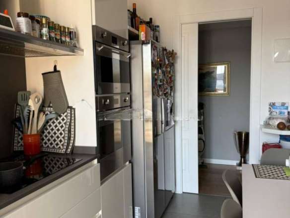 Современная кухня с встроенной техникой, аккуратным дизайном и функциональной планировкой в элитной недвижимости. Идеальное сочетание стиля и удобства для комфортной жизни.