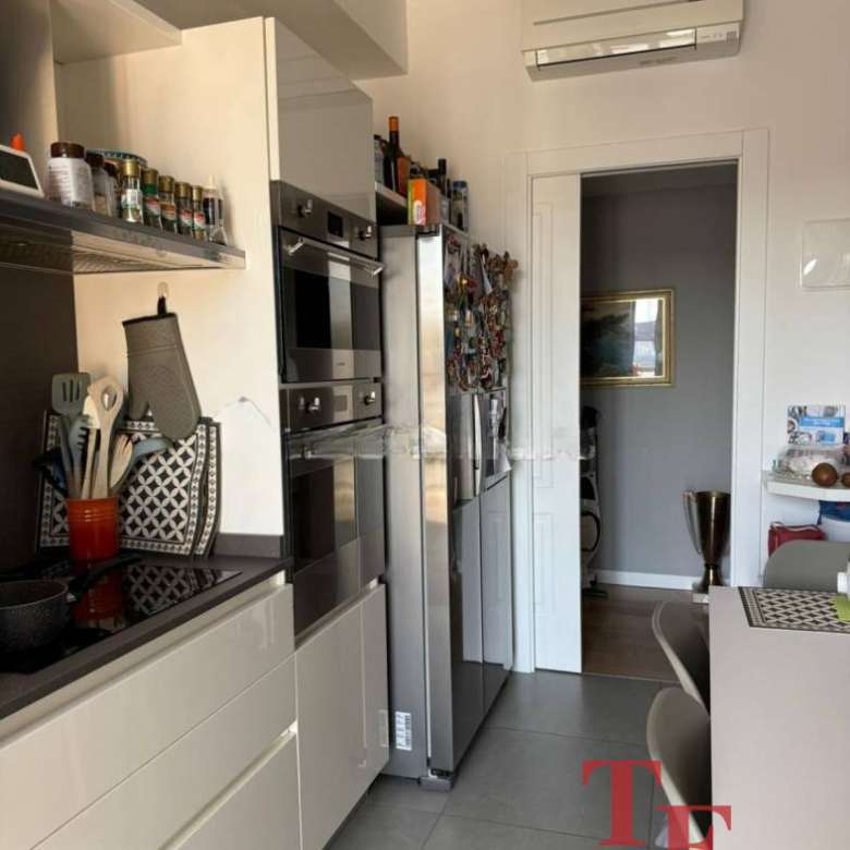 Современная кухня с встроенной техникой, аккуратным дизайном и функциональной планировкой в элитной недвижимости. Идеальное сочетание стиля и удобства для комфортной жизни.