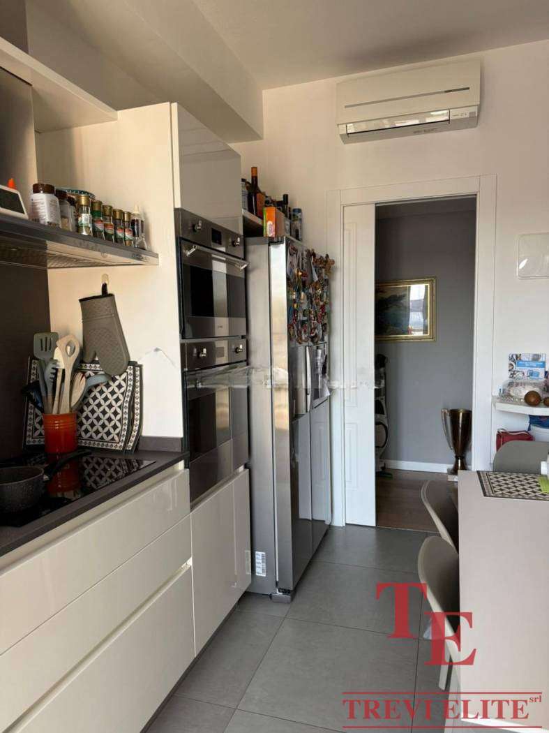 Современная кухня с встроенной техникой, аккуратным дизайном и функциональной планировкой в элитной недвижимости. Идеальное сочетание стиля и удобства для комфортной жизни.