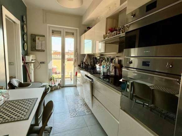 Уютная кухня с современным дизайном, естественным освещением и оснащением для комфортного приготовления пищи. Просторное помещение с стильными шкафами и техникой высокого класса.