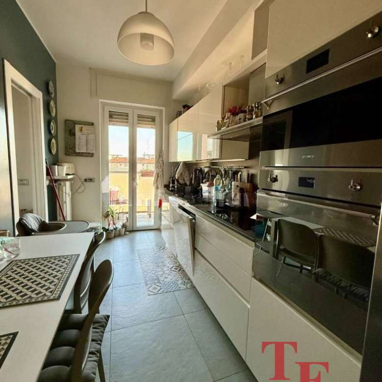 Уютная кухня с современным дизайном, естественным освещением и оснащением для комфортного приготовления пищи. Просторное помещение с стильными шкафами и техникой высокого класса.