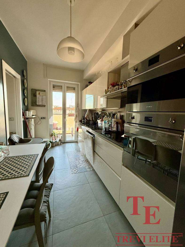 Уютная кухня с современным дизайном, естественным освещением и оснащением для комфортного приготовления пищи. Просторное помещение с стильными шкафами и техникой высокого класса.