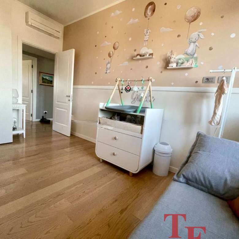 Красивая детская комната с детской кроваткой, декором в стиле зайчиков и мягкими игрушками на стенах, создает уютную атмосферу для малыша. Идеальное место для отдыха и игры ребенка.