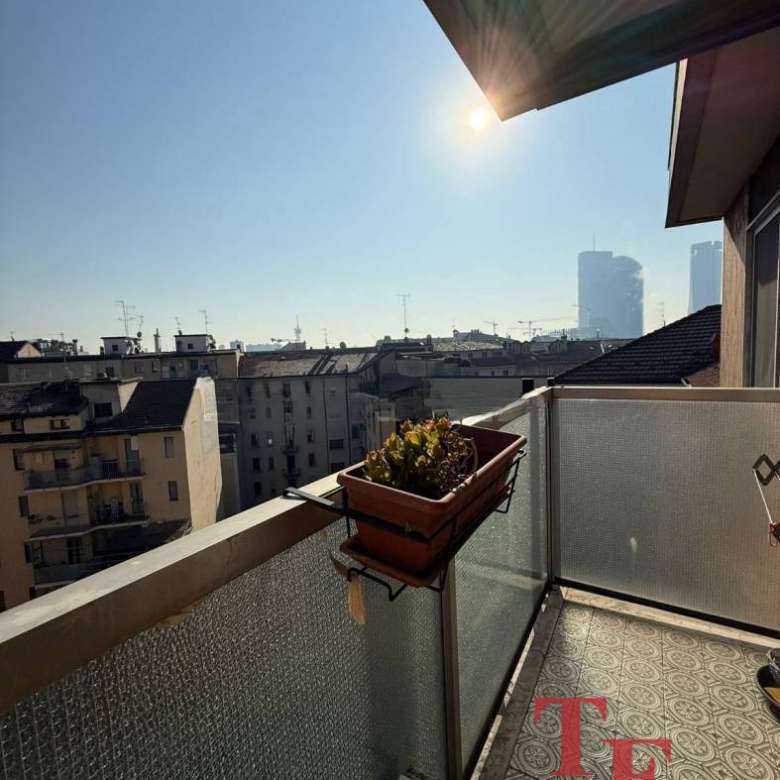 Уютный балкон с видом на город, солнечный свет, современные здания, просторное пространство, идеальное место для отдыха и наслаждения видами в Москве.