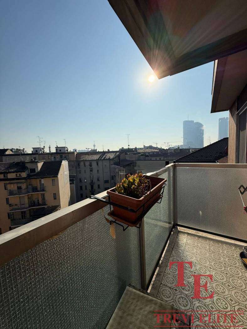 Уютный балкон с видом на город, солнечный свет, современные здания, просторное пространство, идеальное место для отдыха и наслаждения видами в Москве.