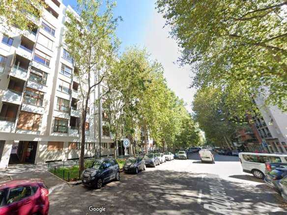 Высококачественный жилой комплекс с современными фасадами и парковкой, окружённый зеленью и деревьями. Идеальное сочетание комфорта и природной красоты в центре города.