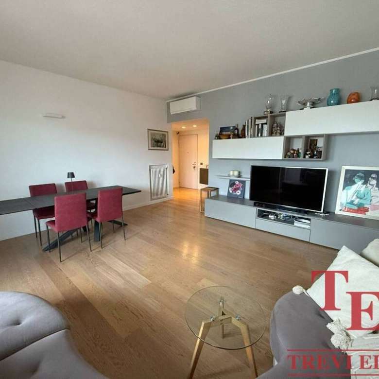 Современная гостиная в элитной недвижимость с уютной обстановкой, стильной мебелью и уникальным дизайном, идеально подходит для комфортного проживания и приема гостей.