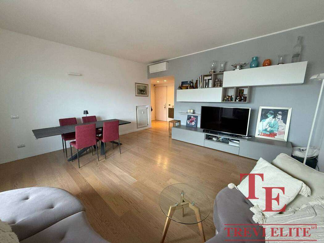 Современная гостиная в элитной недвижимость с уютной обстановкой, стильной мебелью и уникальным дизайном, идеально подходит для комфортного проживания и приема гостей.