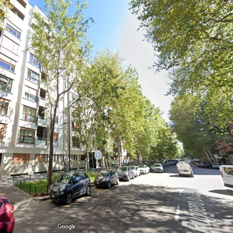 Высококачественный жилой комплекс с современными фасадами и парковкой, окружённый зеленью и деревьями. Идеальное сочетание комфорта и природной красоты в центре города.