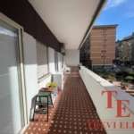 Высококлассный балкон в жилом комплексе, просторное пространство с видом на город, идеально подходит для отдыха и приватных встреч, предлагаемый агентством недвижимости Треви Элит.