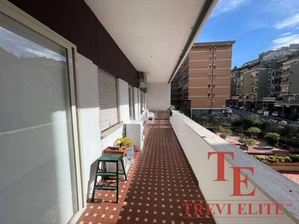 kvartira v prodazhe v zentre rima aurelia baldo ubaldo vatican 9 Высококлассный балкон в жилом комплексе, просторное пространство с видом на город, идеально подходит для отдыха и приватных встреч, предлагаемый агентством недвижимости Треви Элит.