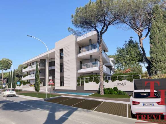 Современный жилой комплекс на солнечной улице с зелеными деревьями и просторными балконами, идеальное место для комфортной жизни в престижном районе.