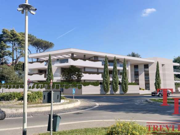 Современный элитный жилой комплекс с стильным дизайном и ухоженной территорией, идеально подходит для тех, кто ценит комфорт и роскошь в сердце города.