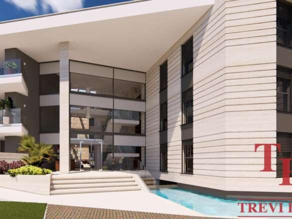 Высококачественное изображение современного элитного жилого комплекса с бассейном и панорамными окнами, представляемое агентством недвижимости Треви Элит.