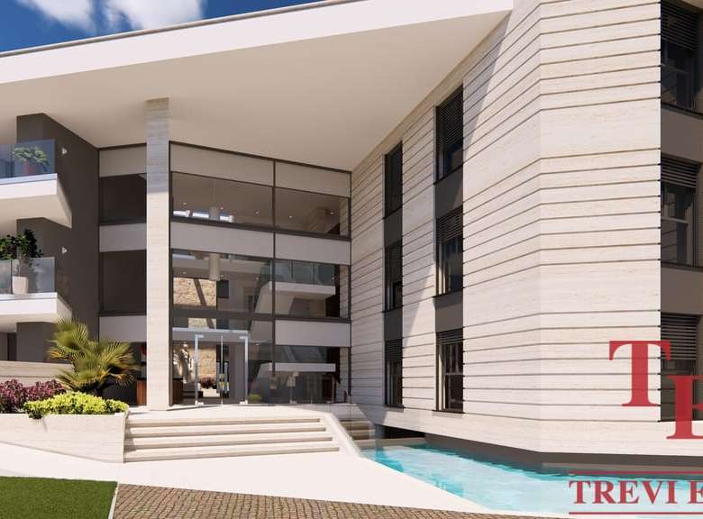 Высококачественное изображение современного элитного жилого комплекса с бассейном и панорамными окнами, представляемое агентством недвижимости Треви Элит.