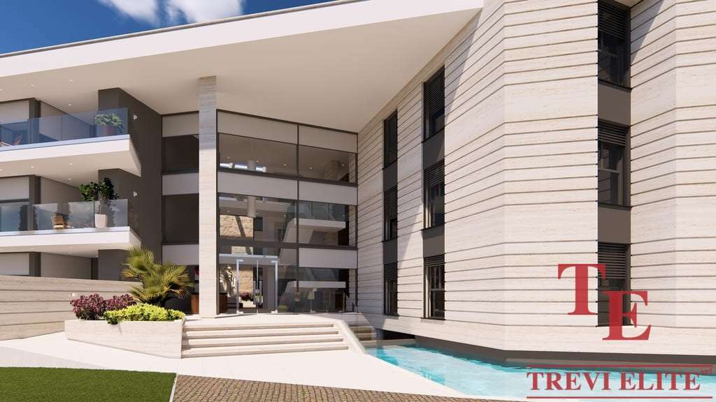 Высококачественное изображение современного элитного жилого комплекса с бассейном и панорамными окнами, представляемое агентством недвижимости Треви Элит.