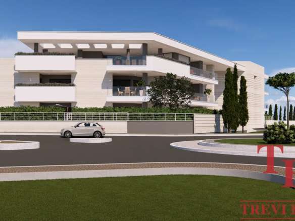 Роскошный современный жилой комплекс с террасами и зелеными насаждениями, расположенный в престижном районе для элитной недвижимости.