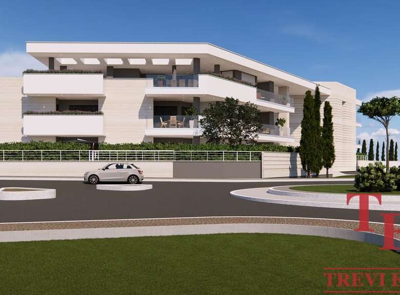 Роскошный современный жилой комплекс с террасами и зелеными насаждениями, расположенный в престижном районе для элитной недвижимости.