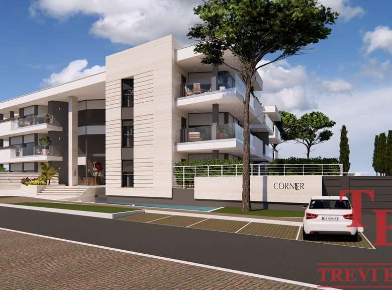 Современный элитный жилой комплекс с панорамными террасами и просторными квартирами в престижном районе, окруженный зеленью и уютной инфраструктурой.