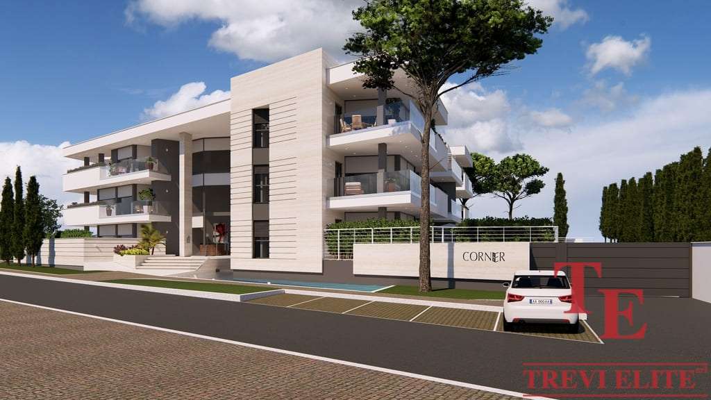 Современный элитный жилой комплекс с панорамными террасами и просторными квартирами в престижном районе, окруженный зеленью и уютной инфраструктурой.