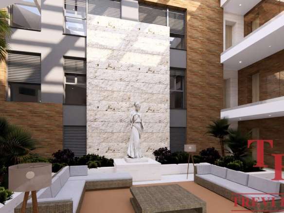 Элитное внутреннее дворик с современным дизайном, статуя и уютной зоной отдыха в роскошной итальянской недвижимости.