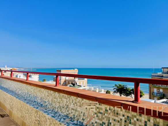 Вид с балкона на морской пейзаж и современные жилые дома на побережье Краснодарского края. Отличное место для отдыха и жизни у моря.