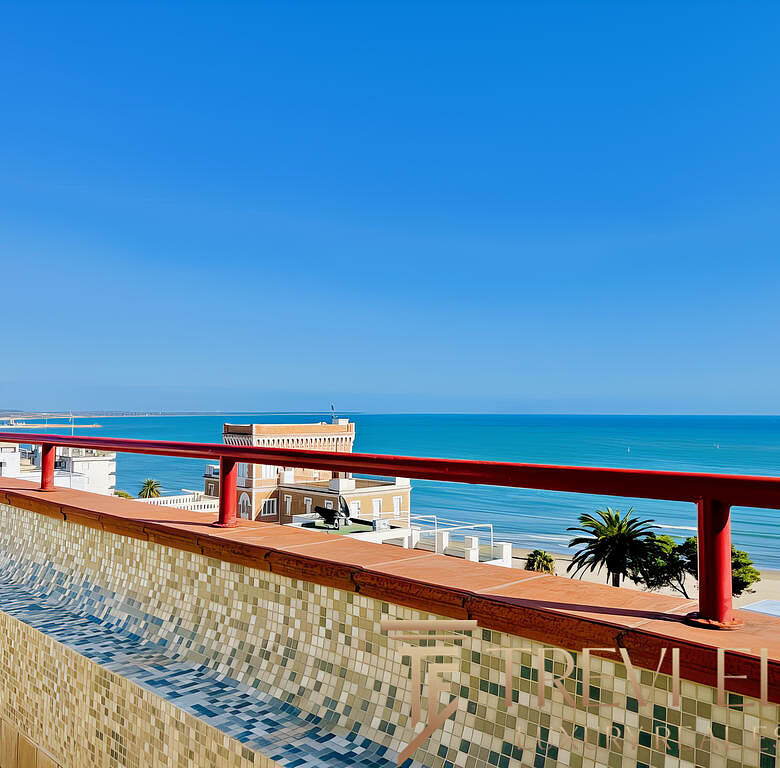 Вид с балкона на морской пейзаж и современные жилые дома на побережье Краснодарского края. Отличное место для отдыха и жизни у моря.