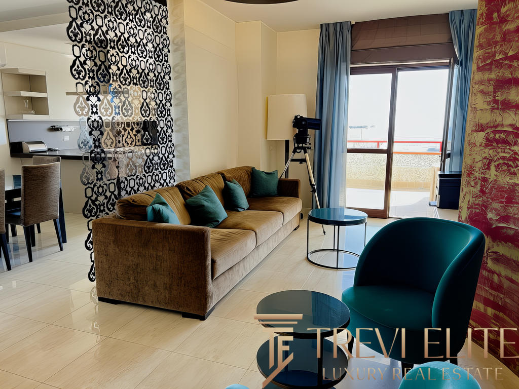 Квартира в современном стиле с уютной гостиной, видом на балкон, удобной мебелью и панорамным окном для светлых интерьеров.