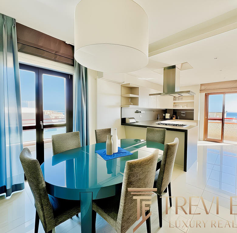 люстра, современные окна, панорамный вид, кухня-столовая, уютная обстановка, стильный дизайн, интерьер квартиры, светлый дизайн, балкон с видом на море, элитное жилье, квартира в новостройке.